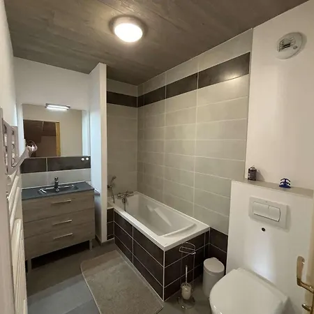 Appartement Moderne 5 Pieces, Proche Des Pistes Avec Cheminee, Terrasse, Parking Et Bois Inclus - Fr-1-297-346
